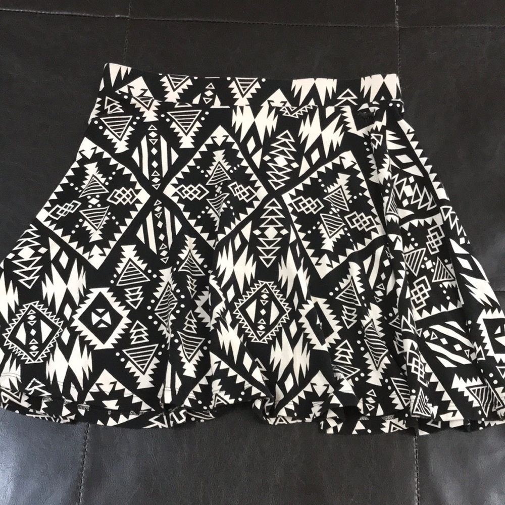 Victoria’s Secret PINK Black&White Skirt!! Size M!